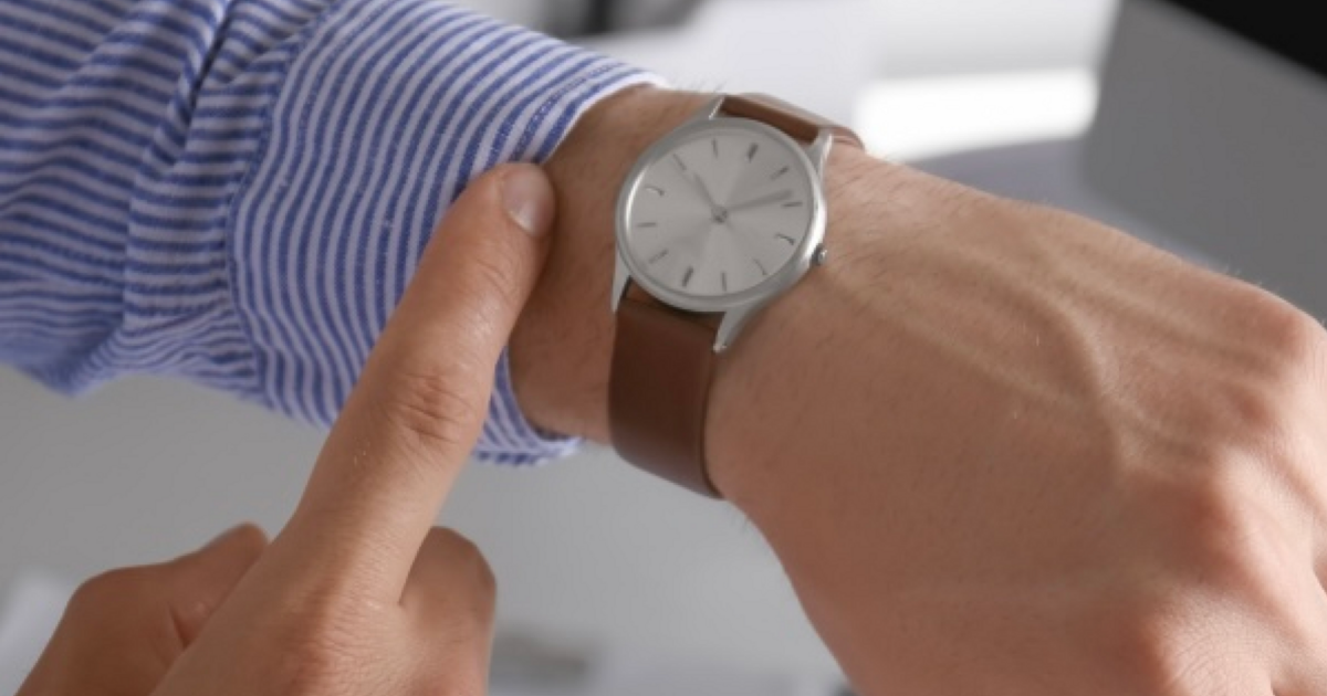 Une montre au poignet d'un homme