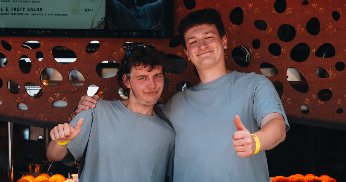 Twee studenten die werken achter de bar op Tomorrowland