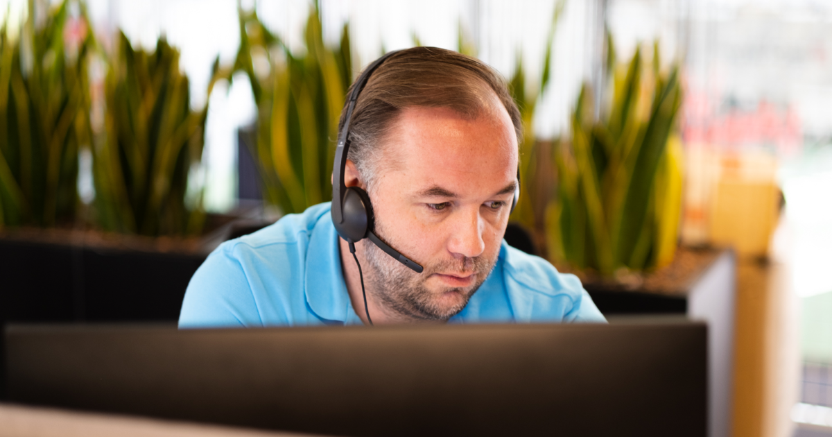 Un homme portant un casque dans un bureau