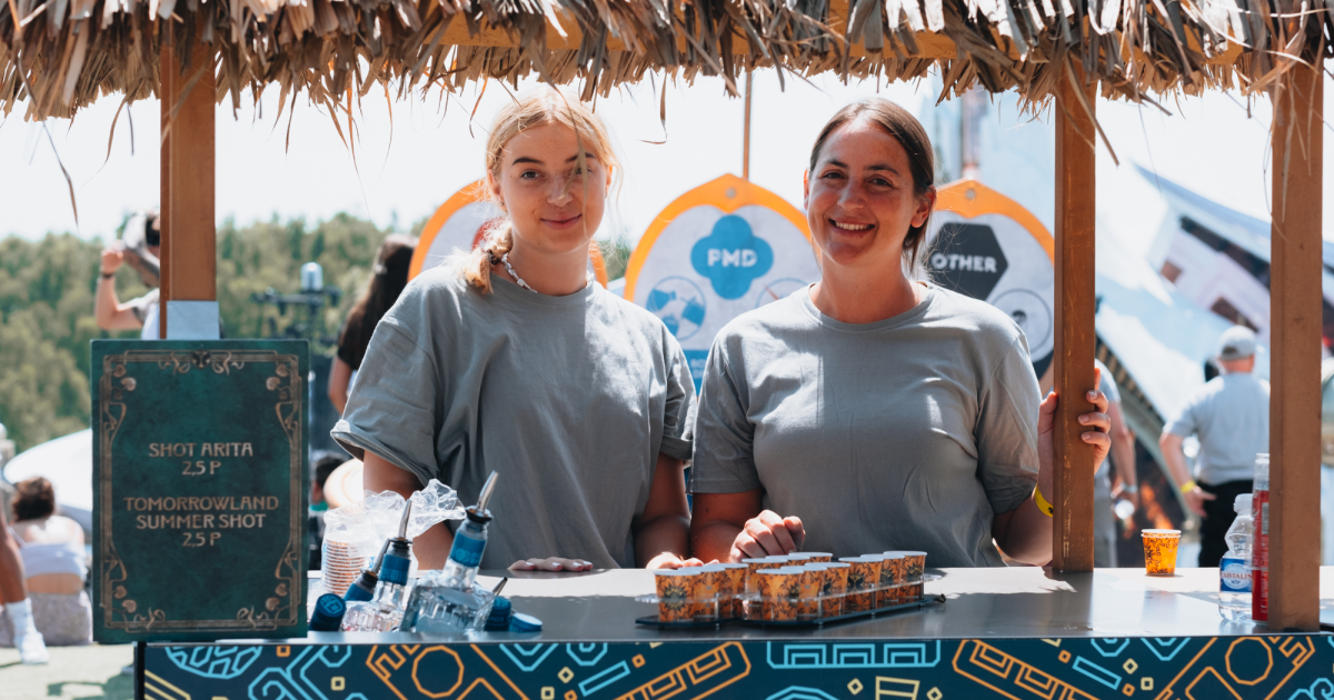 Twee jobstudenten die werken achter de bar op Tomorrowland