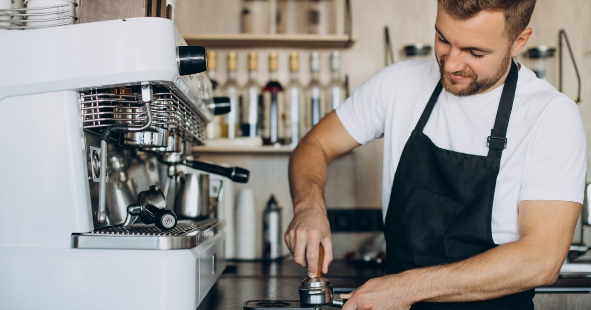 Bijverdiener aan de slag als barista in een koffiebar