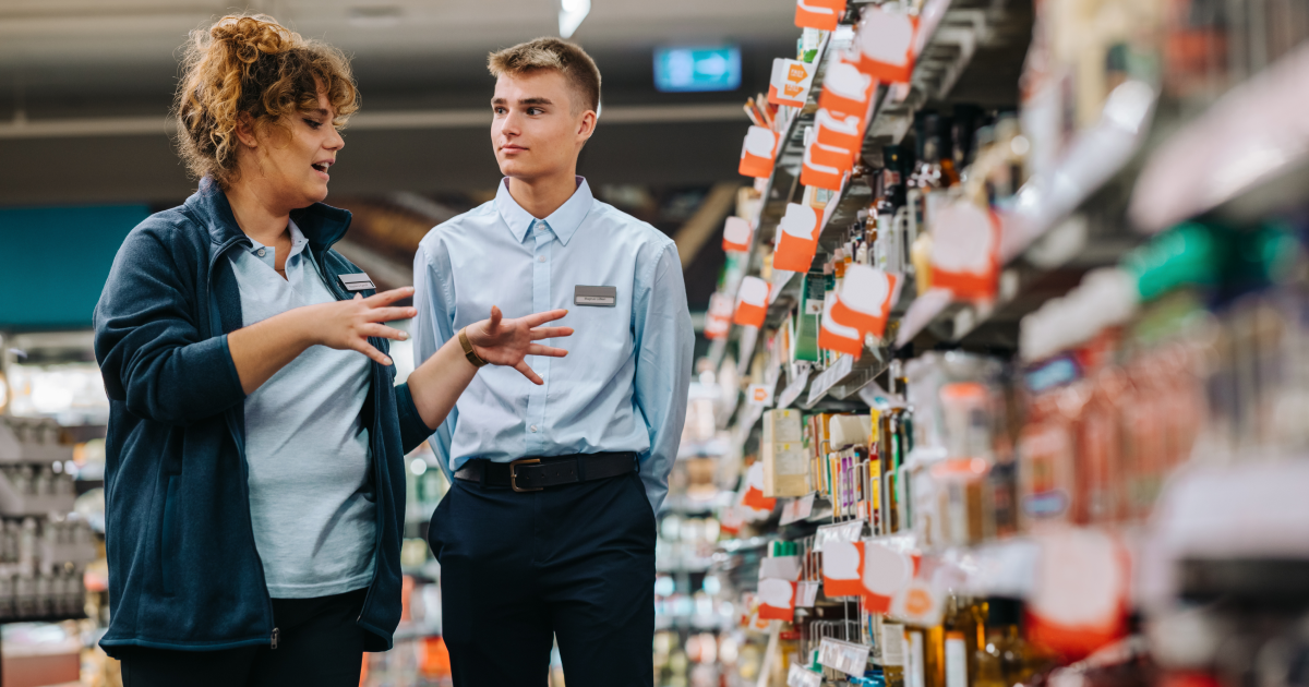 Un employé qui donne des informations à un étudiant en retail