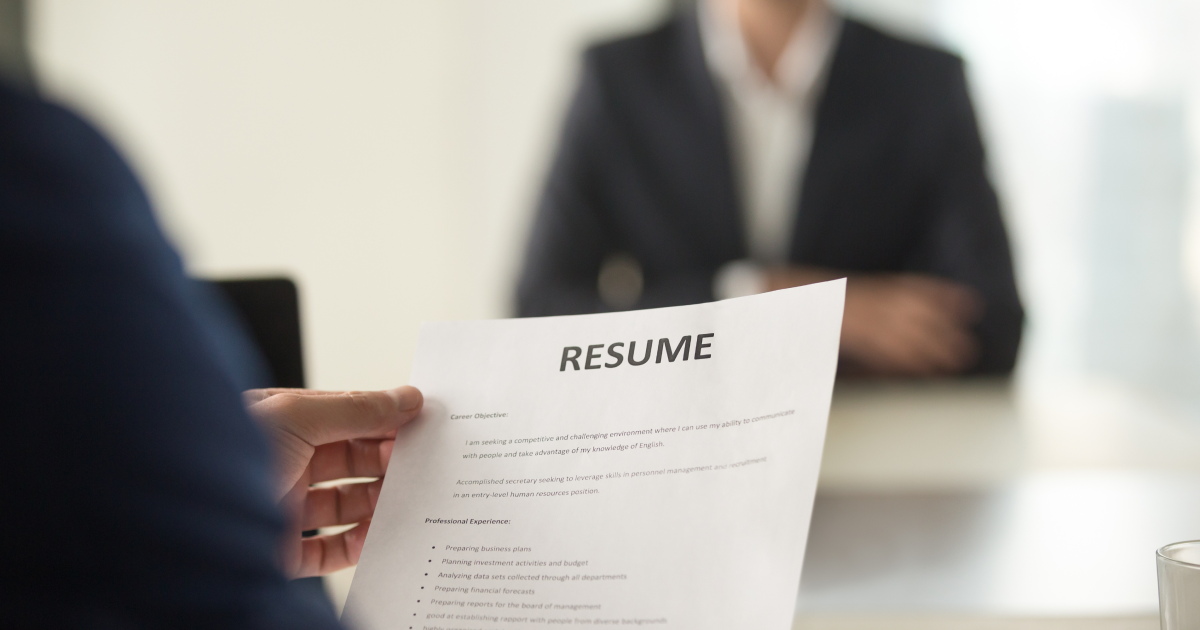 Un employeur tenant un CV d'un étudiant