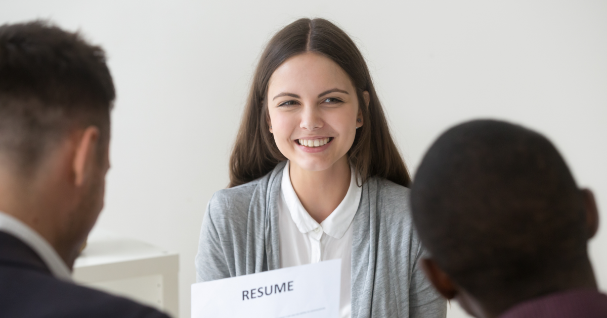Des employeurs qui examinent le CV d'une étudiante