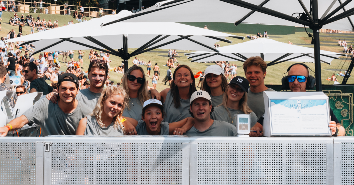 Tien studenten die hun studentenjob uitvoeren op een festival
