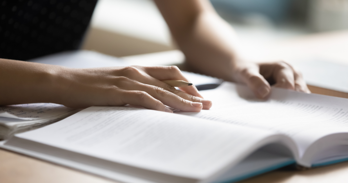 Les mains d'un étudiant qui révise pour ses examens