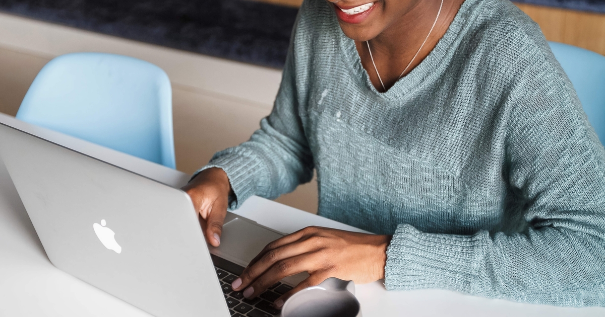 Jonge vrouw op laptop
